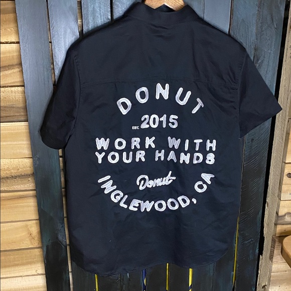 NWT Zumiez Donut Black Short Sleeve Work Shirt with Yellow Embroidery size small - Picture 7 of 7